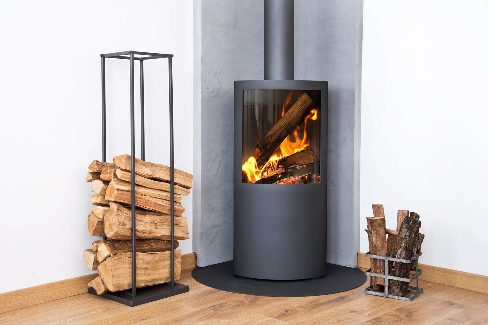 Poêle à bois contemporain en fonctionnement, avec réserve de bois, illustrant l’entretien et l’optimisation du chauffage à Limoges. Poêle à bois contemporain en fonctionnement, avec réserve de bois, illustrant l’entretien et l’optimisation du chauffage à Limoges.